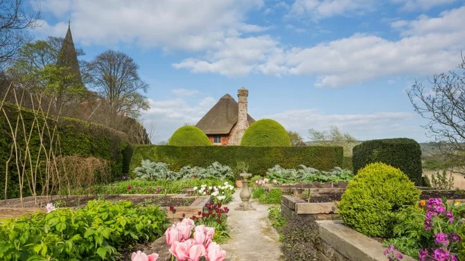 kitchen-garden-april-alfriston-clergy-house-east-sussex-1326545